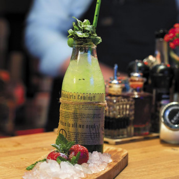 Бутылка 0,25 л с крышкой прозрачная P.L. Proff Cuisine